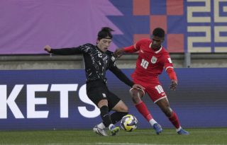  Giovany Aymar Herbert de Panamá (Der.) disputa el balón con Hyun-Seo Bae de Corea del Sur. Foto: EFE