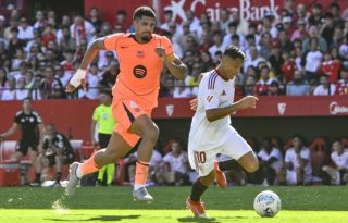 El defensa del Barcelona Ronald Araujo y el centrocampista del Sevilla Alexis Sánchez, durante el partido de LaLiga. Foto: EFE