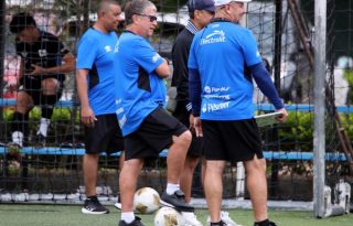 El cuerpo técnico que lidera Hernán 'El Bolillo' Gómez observa los entrenamientos. Foto: EFE
