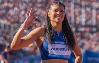 Gianna Woodruff compite en los 400 metros con vallas. Foto. COP