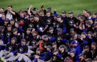 Jugadores de los Azulejos de Toronto, festejan eliminar a los Yanquis. Foto: EFE