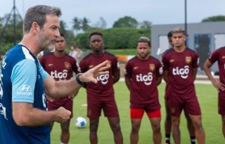 Thomas Christiansen, técnico de Panamá, conversa con los jugadores panameños. Foto: FPF