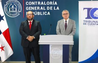 El magistrado presidente del Tribunal de Cuentas, Rainier del Rosario Franco junto al contralor, Anel Flores. Foto: Cortesía