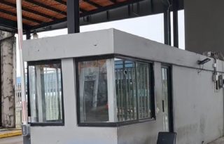 Un  ciudadano llegó nuevamente a esta garita de seguridad e hizo varios disparos contra de los presentes, pero que dieron en las ventanas de vidrio de ese recinto. Foto. Diómedes Sánchez