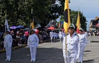 Las delegaciones estudiantiles se preparan para los desfiles patrios. 