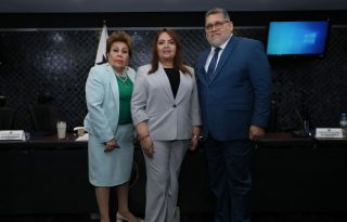 Gisela Agurto, la diputada Dana Castañeda y Carlos Villalobos. Foto: Cortesía