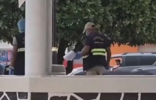 Funcioanarios de Criminalística momentos en que realizaban la recolecciónde indicios en el parque de Pocrí de Aguadulce.