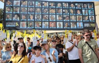 Israelíes celebran la liberación de los rehenes retenidos por Hamás. Foto: EFE