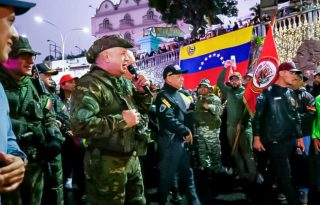 El ministro Diosdado Cabello (i) hablando en una actividad con militares, en Caracas (Venezuela). Foto: EFE