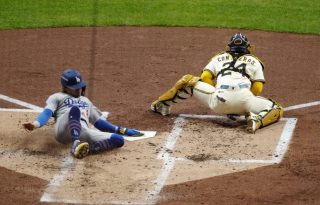 Enrique Hernández de los Dodgers llega anota una carrera ante los Cerveceros. Foto:EFE