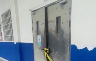 Para sustraer los equipos, los delincuentes forzaron las puertas de cuatro aulas de clases, de lo cual se percató el celador del colegio en horas de la madrugada del pasado miércoles. Foto. Eric Montenegro