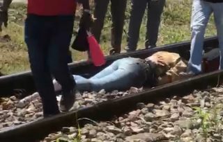 El accidente ocurrió mientras el tren se movía hasta que pasó por completo, entonces la víctima pudo ser auxiliada. Foto. Diómedes Sánchez