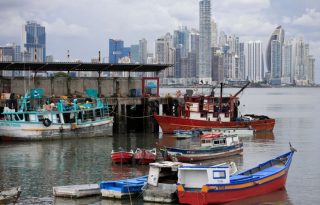 Pescadores trabajan en el muelle pesquero multipropósito en ciudad de Panamá. Foto: EFE