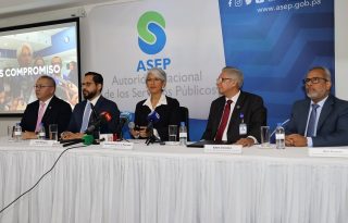 La administradora de la Asep, Zelmar Rodríguez, da detalles de la evolución de las multas impuestas a las distribuidoras. Foto: Cortesía Asep