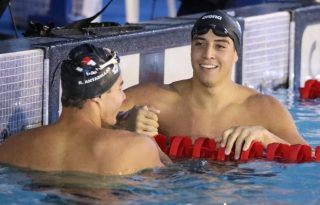 Tyler Christianson (der) obtuvo oro, saluda a su compatriota Raúl Antadillas que ganó medalla de plata. Foto: EFE