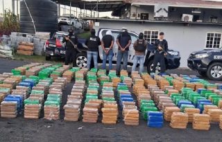 La primera persona fue arrestada cuando conducía una camioneta en la que transportaba 768 paquetes de droga. Foto. Cortesía