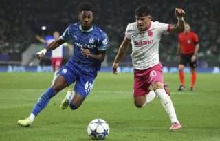 Michael Amir Murillo, del Marsella (izq.) disputa el balón ante Maxi Araújo del Sporting. Foto: EFE
