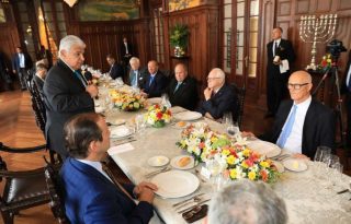 El presidente José Raúl Mulino junto a miembros de la Junta Directiva de la ACP. Foto: Cortesía