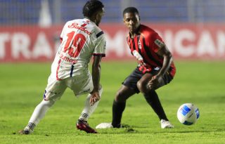 Armando Cooper del Sporting (der.) y Alberto 'Negrito' Quintero, de Plaza Amador (19) disputan el balón. Foto: EFE 