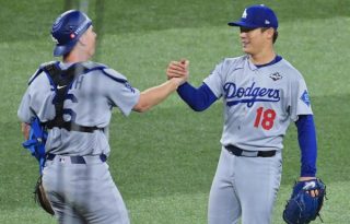 Yoshinobu Yamamoto (18)  y el recpector Will Smith festejan el triunfo de los Dodgers. Foto: EFE