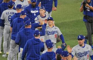 Jugadores de los Dodgers empatan la serie a Toronto 1-1. Foto: EFE