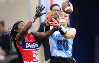 Karla Holderde Panamá (izq.) disputa el balón contra Maria Ximena Barrillas de Guatemala. Foto: EFE