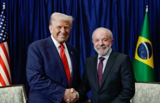  El presidente brasileño Luíz Inácio Lula da Silva (d) durante una reunión con el presidente de los Estados Unidos, Donald Trump. Foto: EFE