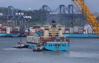 Un buque portacontenedor llega al puerto de Balboa. Foto: EFE