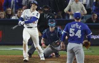 Freddie Freeman pegó un jonrón en el episodio 18 para darle la victoria a los Dodgers ante los Azulejos. Foto: EFE