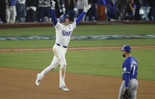 Freddie Freeman de Los Dodgers, festeja su cuadrangular en el episodio 18 ante los Azujelos. Foto: EFE