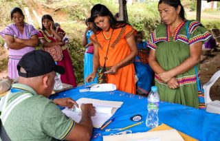 Entrega de pagos en las áreas comarcales. Foto: Cortesía