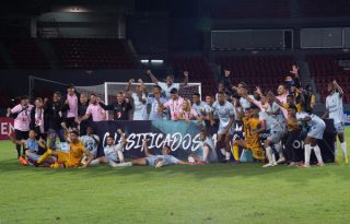 Jugadores de Sporting San Miguelito festejan su clasificación a la Concachampions. Foto: EFE