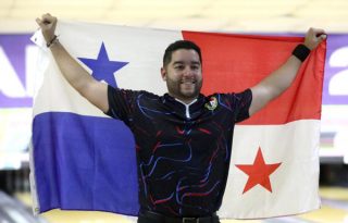 Donald Lee festeja su medalla de oro con la bandera panameña. Foto: EFE