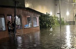 Algunos ciudadanos precisan que gran parte de las inundaciones se debe a que  se tira basura en las calles y cunetas. Foto. Dióedes Sánchez