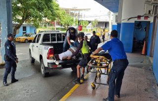 El conductor del selectivo llegó al hospital pero ya no tenía signos vitales. Foto. Diomedes Sánchez
