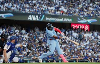 Vladimir Guerrero Jr. de los Azulejos de Toronto,  conecta un jonrón solitario contra el lanzador de los Dodgers, Blake Snell. Foto: EFE