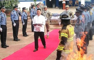 En esta ocasión fueron cerca de 100 banderas las que se cremaron, distinguiendo durante el acto a personalidades locales, grupos cívicos, atletas, estudiantes destacados, periodistas y a un grupo de herreranos que formaron parte de la gesta patriótica del 9 de enero de 1964, Foto. Thays Domínguez
