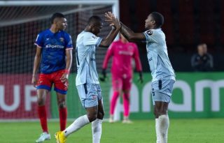 Jordan Girón y Armando Cooper, festejan el triunfo sobre Plaza Amador. Foto: EFE