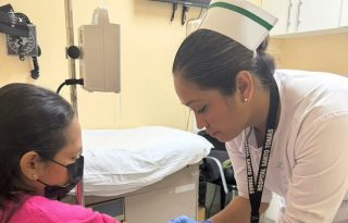Las enfermeras están entre los profesionales de la salud que laboran turnos extras en las instalaciones de salud en forma presencial. Foto: Cortesía