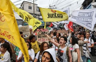Los habitantes de las favelas de Penha y Alemão protestan contra la violencia policial tras la operación del pasado martes. Foto: EFE