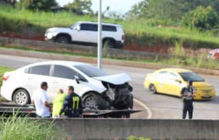 El conductor colisionó contra un muro. Foto: Eric Montenegro