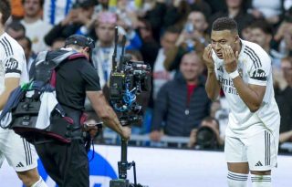 Mbappé en su habitual celebración de gol. Foto EFE