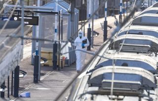 Un técnico policial trabaja en la recogida de pruebas en la estación de Huntington. Foto: EFE