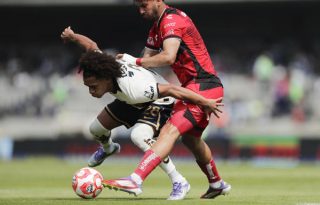  Adalberto Carrasquilla (i) de Pumas disputa un balón con Jesús Gómez de Tijuana. Foto: EFE 