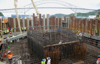 Este fin de semana se vació 1,600 m³ de concreto en la pila M3 del Cuarto Puente sobre el Canal. Foto: Cortesía/ MOP