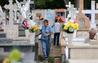 Personas visitan el cementerio municipal con motivo del Día de Muertos este domingo, en La Chorrera. Foto: EFE
