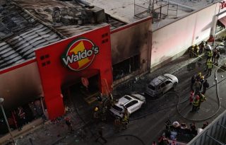 Bomberos controlan un incendio en una tienda comercial en la ciudad de Hermosillo en Sonora (México). Foto: EFE