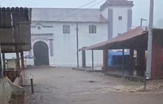 La quebrada que pasa por la mitad de Portobelo se desbordó, cubriendo las calles e ingresando el agua a algunas viviendas. Foto. Diómedes Sánchez