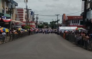 Para colmo las principales autoridades aparecieron en el palco principal pasadas las 9:00 de la mañana. Foto. Melquíades Vásquez