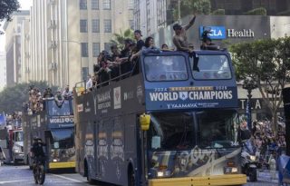 Los Dodgers festejan el bicampeonato en las Grandes Ligas. Foto: EFE